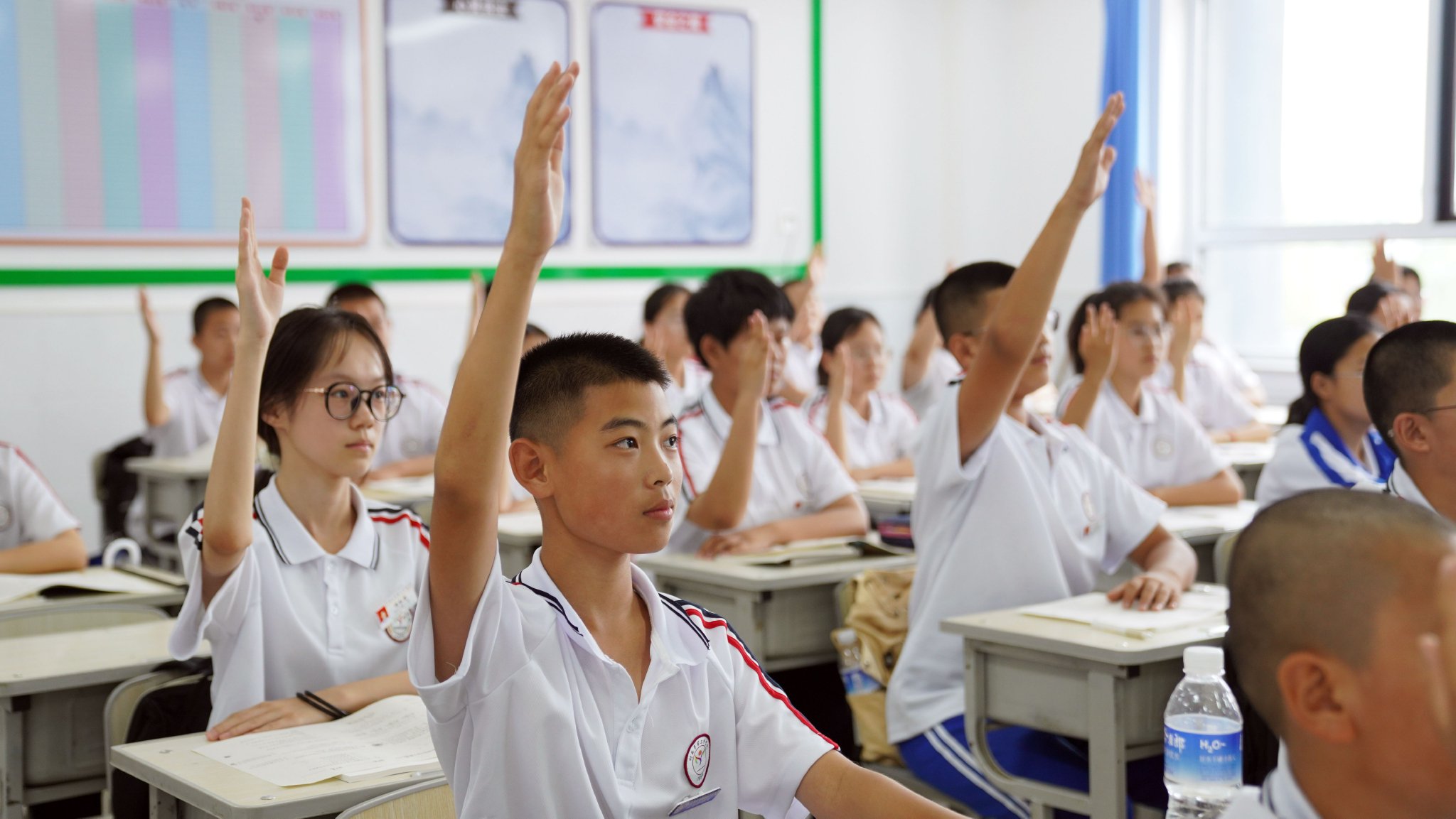 8月21日,舒兰市第三中学校学生在教室内认真上课石天蛟/摄