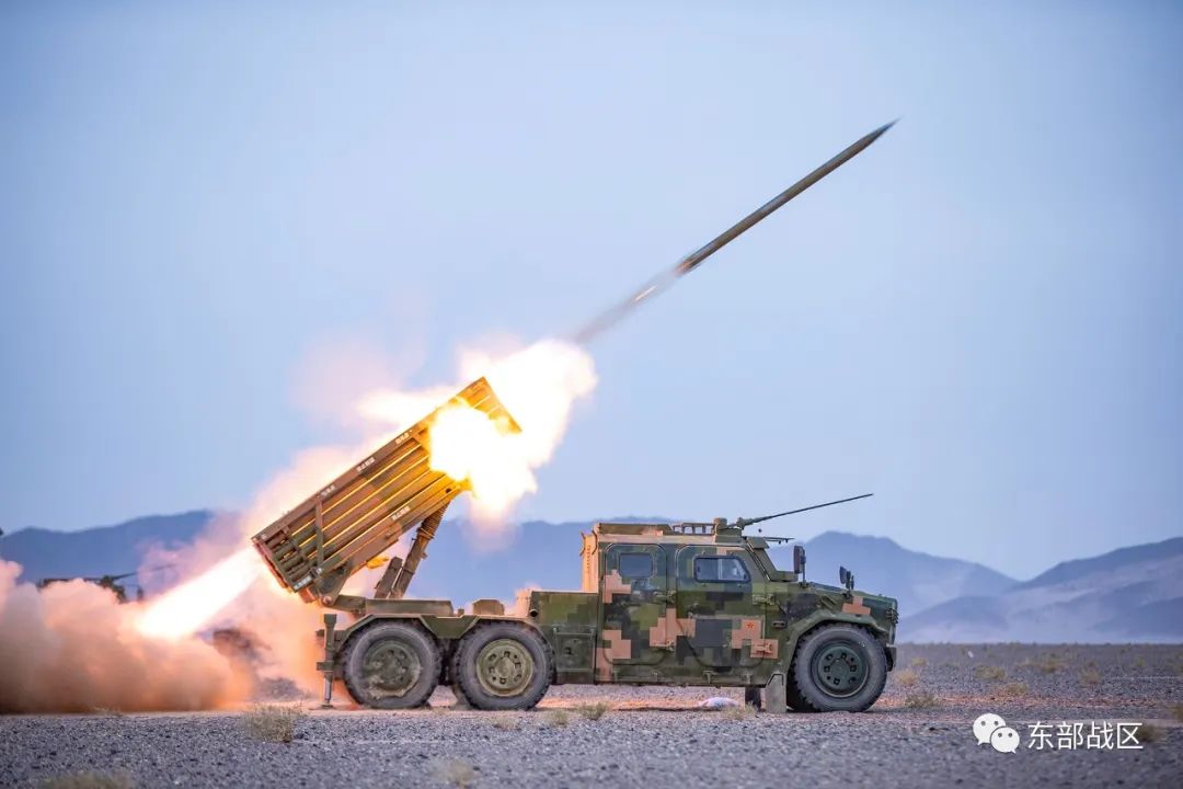 图片说明:第72集团军某部装备的122毫米车载火箭炮 东部战区图