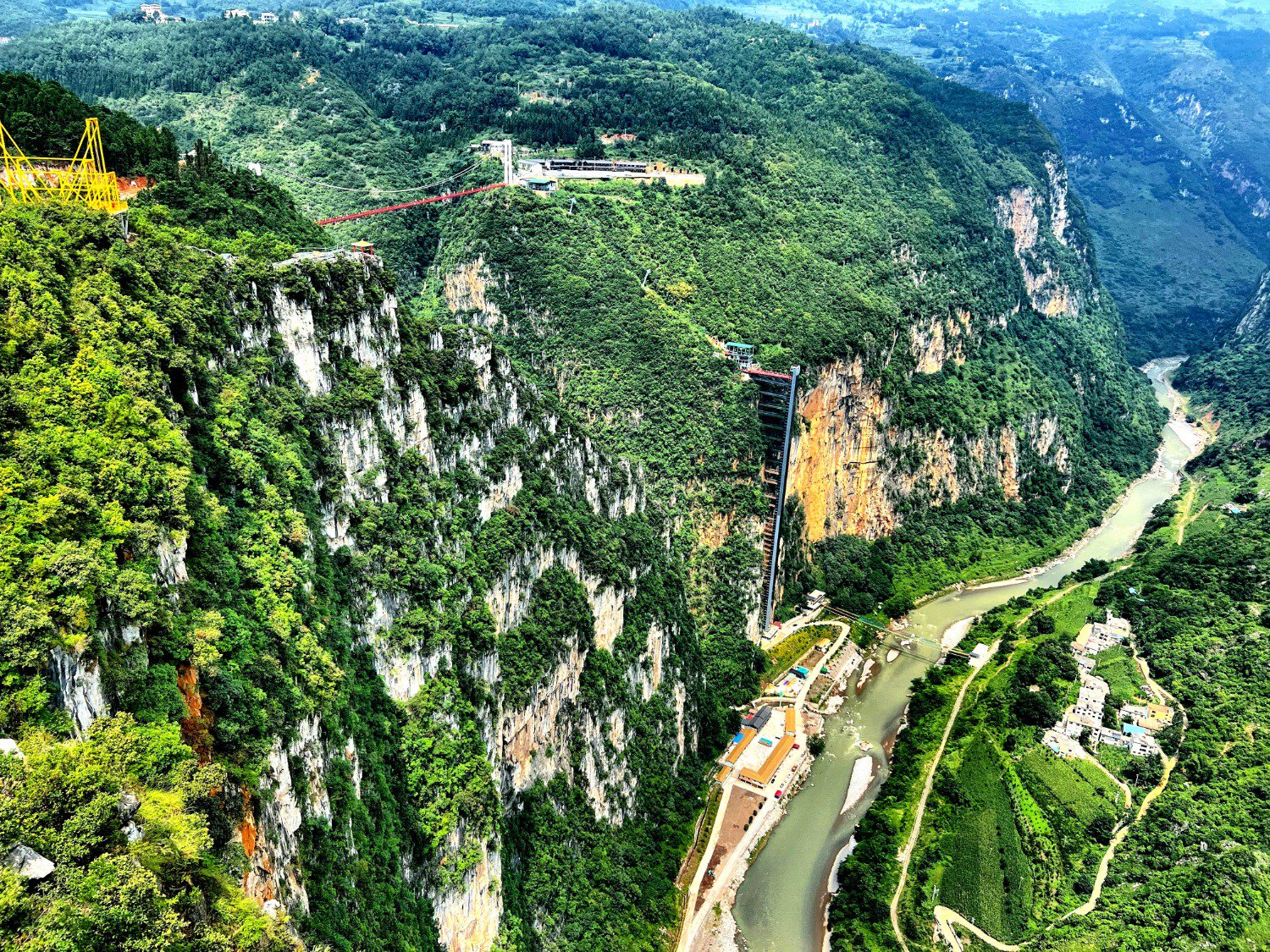 图为尼珠河大峡谷景致