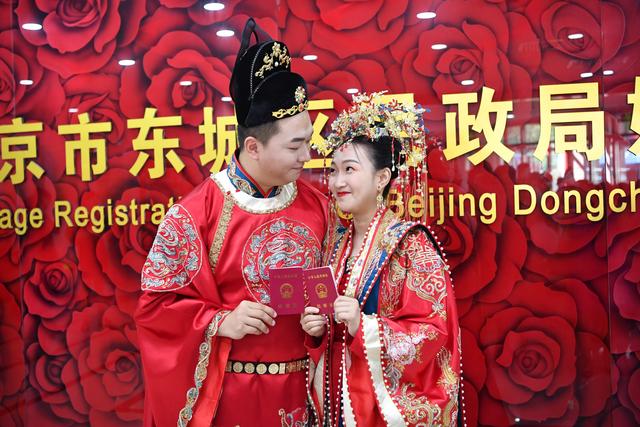 她和先生响应东城区着汉服领结婚证的邀请,上周末租了这套衣服,想穿