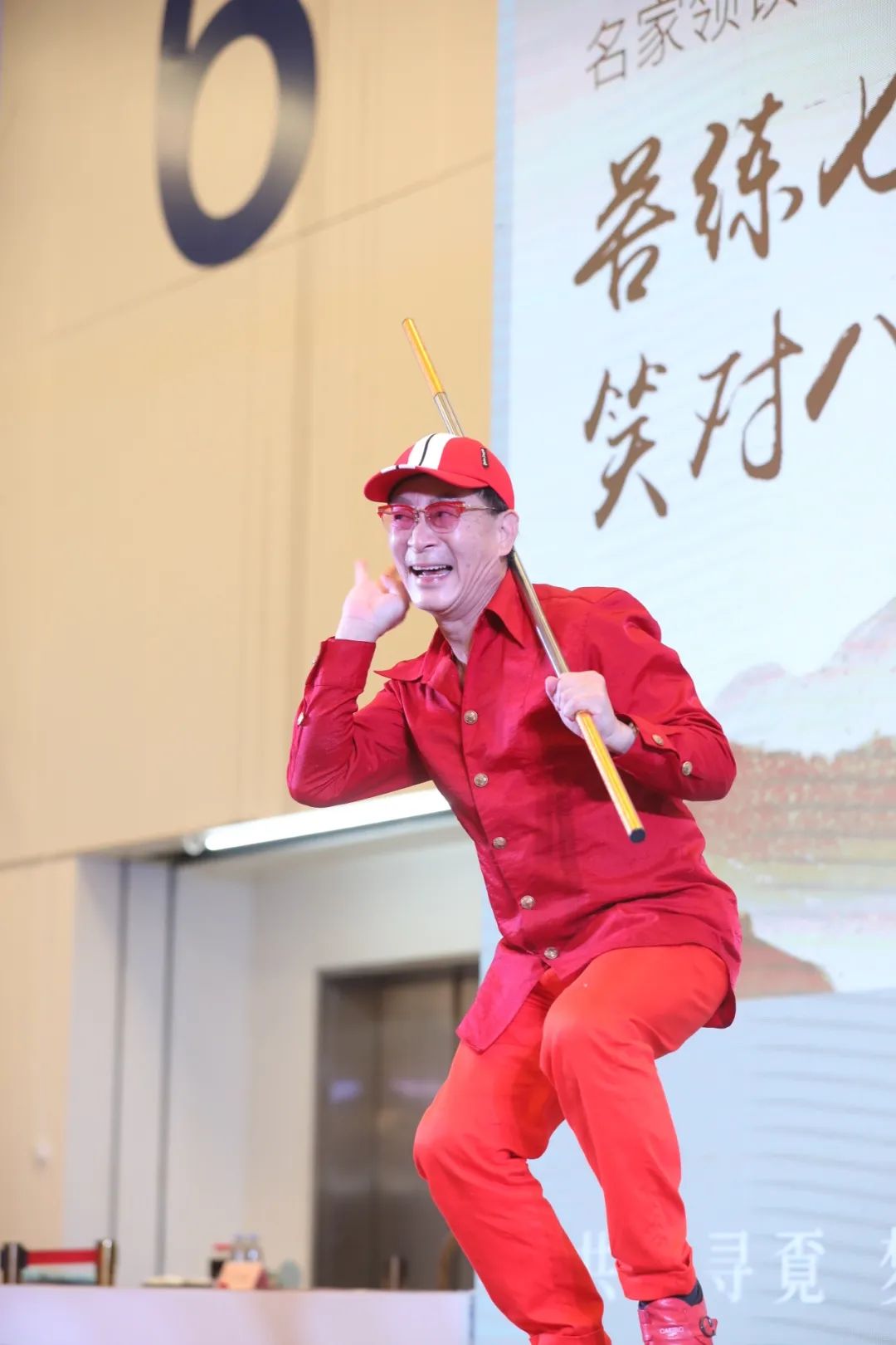 六小龄童现身珠海再舞金箍棒.朱习/摄