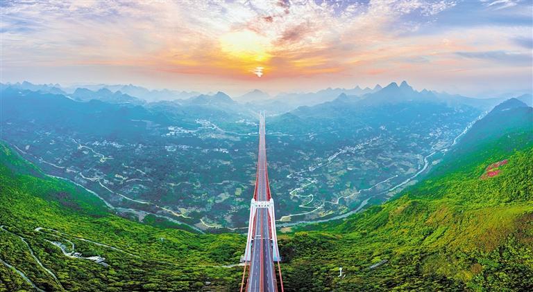 上海至昆明高速公路坝陵河大桥. 翟武 摄