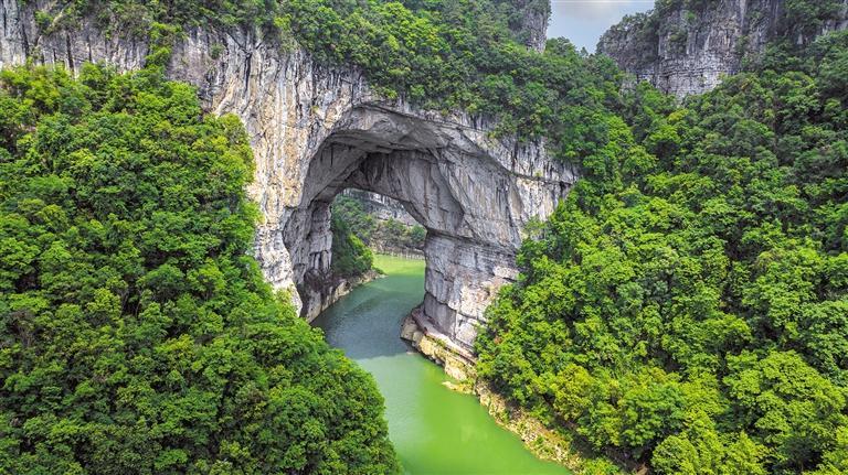 遵义市三渡镇云门囤天生桥. 王富军 摄