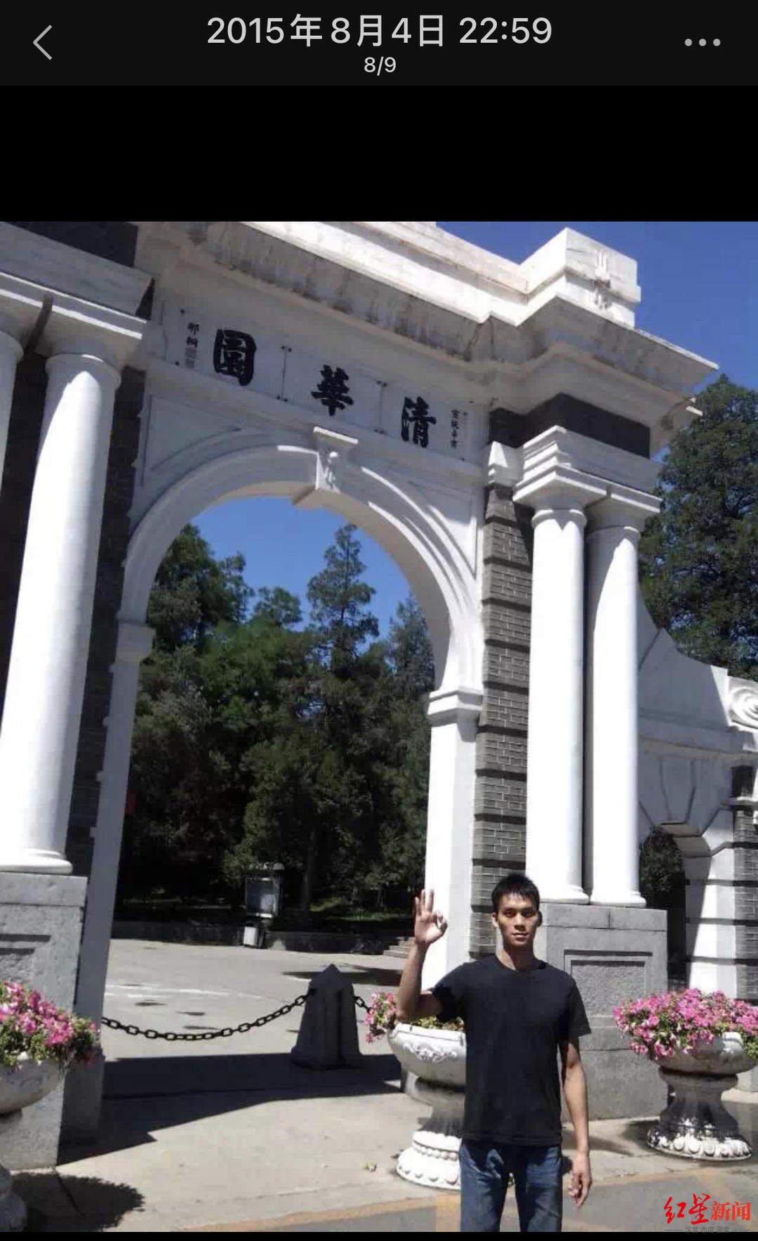 ▲唐尚珺在朋友圈发布自己在清华门口的照片
