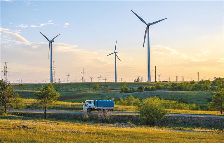 这是矗立在河北张家口张北县境内的风机（8月18日摄）。新华社记者 李贺 摄