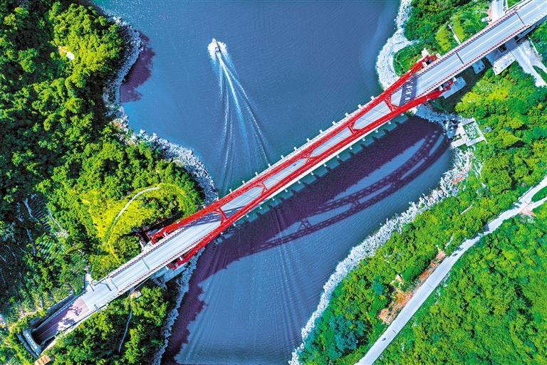 清镇市红枫湖花鱼洞大桥. 陈林 摄