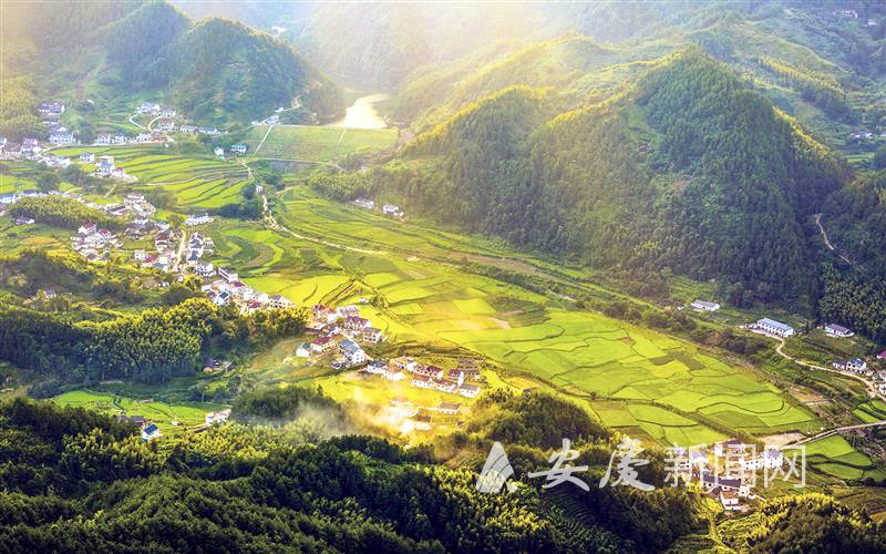 美丽乡村省级中心村,省级示范村潜山市黄柏镇昆仑村鸟瞰(资料照 .).