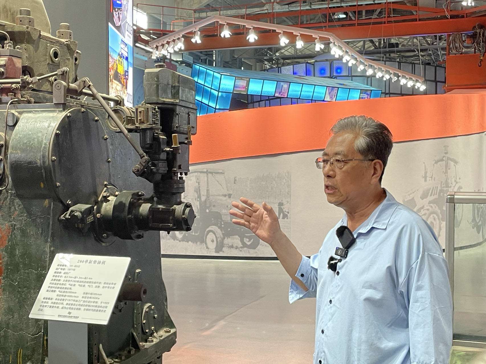 张汉明介绍280单缸柴油机/中青报·中青网见习记者聂思媛 摄
