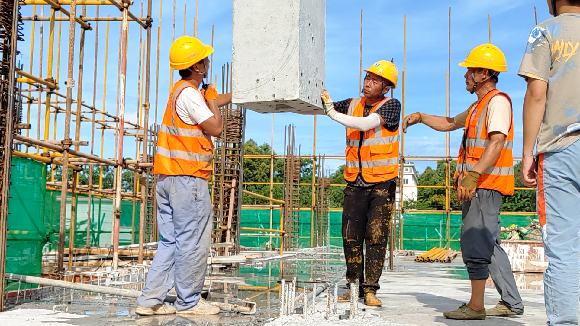 施工现场"搭积木" 万宁首个装配式竖向构件安装完成