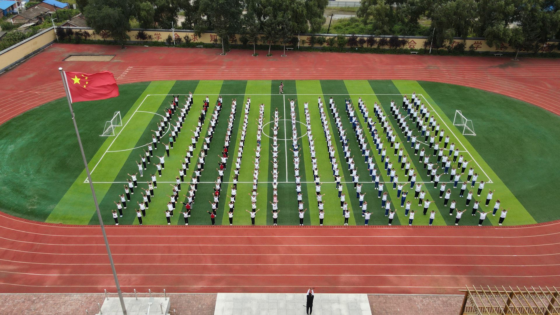 8月21日,舒兰市第三中学校学生在操场上开展大课间活动.石天蛟/摄