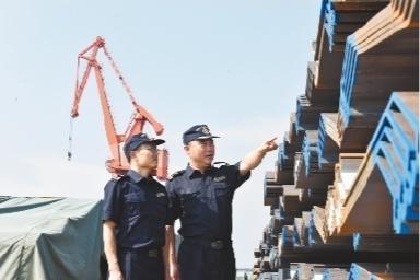 鲅鱼圈海关工作人员为货物快速通关提供现场服务。 卢　平 摄