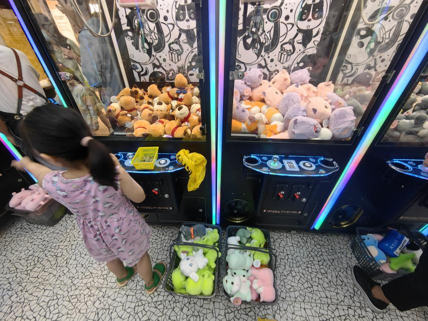 近日,北京市丰台区二哈勿扰(丽泽天街店),儿童在玩"抓娃娃机"(未来