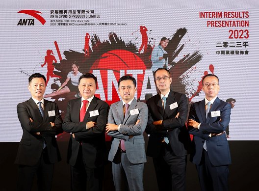 (图:安踏集团董事会成员:从左至右依次为吴永华,郑捷,丁世忠,赖世贤