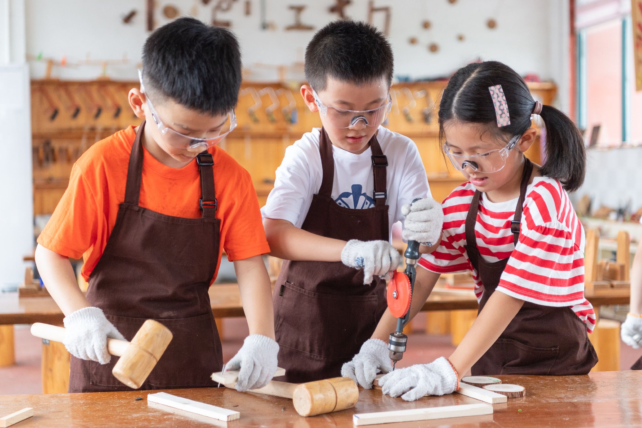 暑托兴趣班的孩子们开展创意木工活动