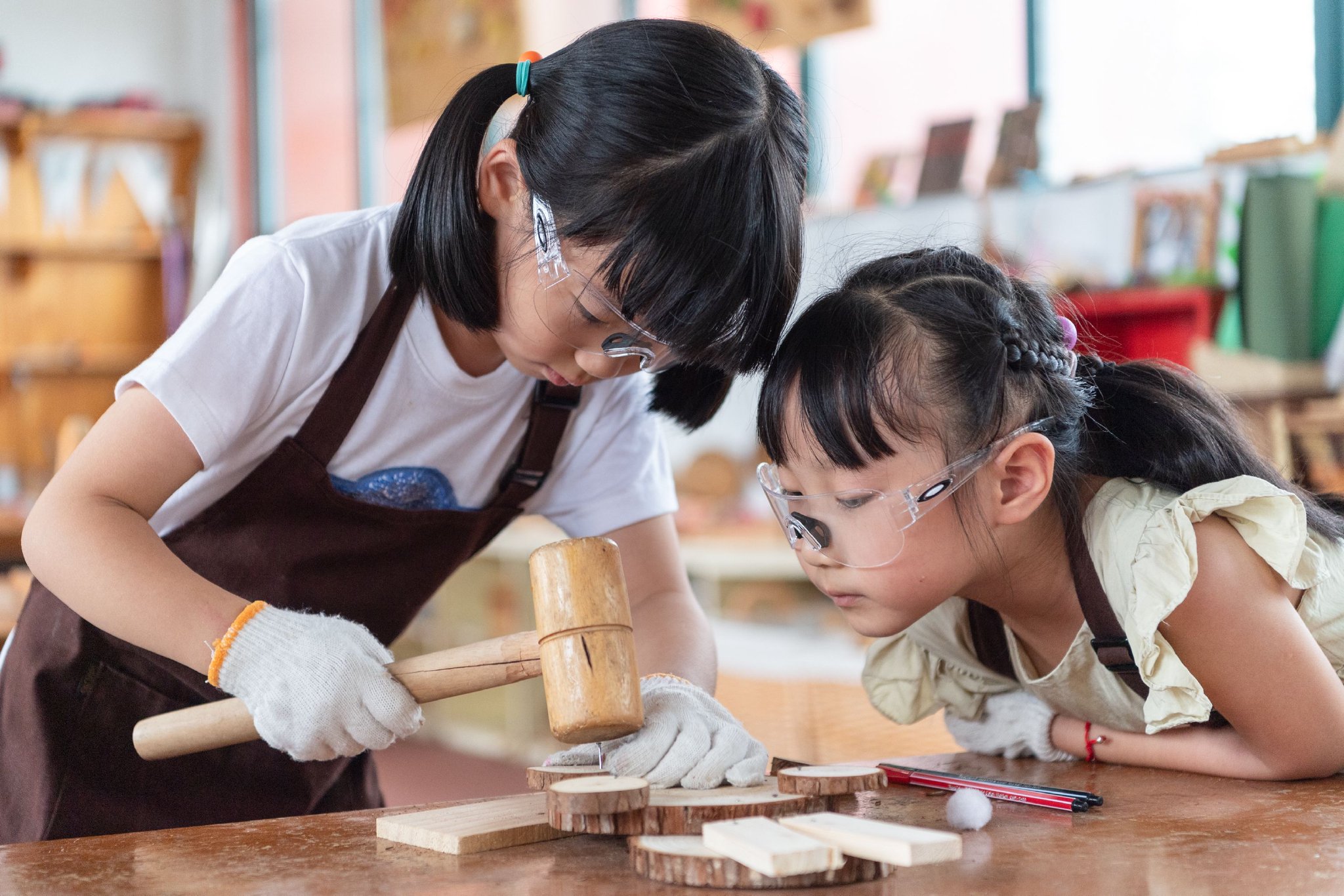 暑托兴趣班的孩子们开展创意木工活动