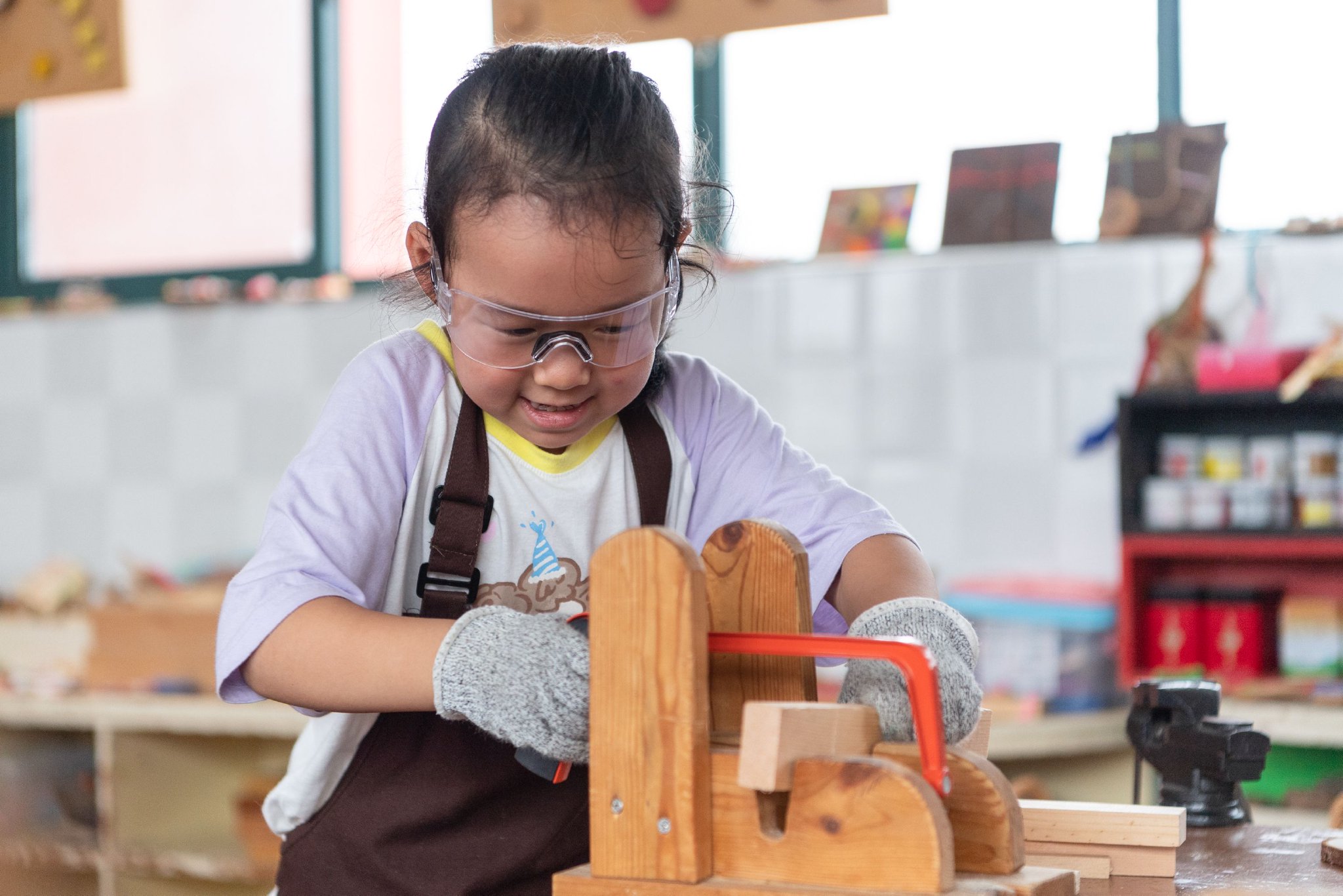 暑托兴趣班的孩子们开展创意木工活动