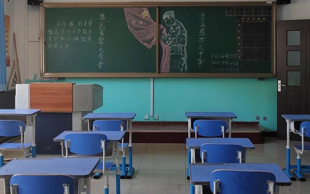 解放军在清水学校教室黑板上为学生们写下寄语.实习生 高宏雨 摄