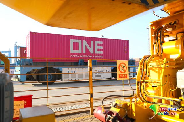 8月23日，在山东港口青岛港全自动化集装箱码头，长献轮在装载货物。张进刚　摄