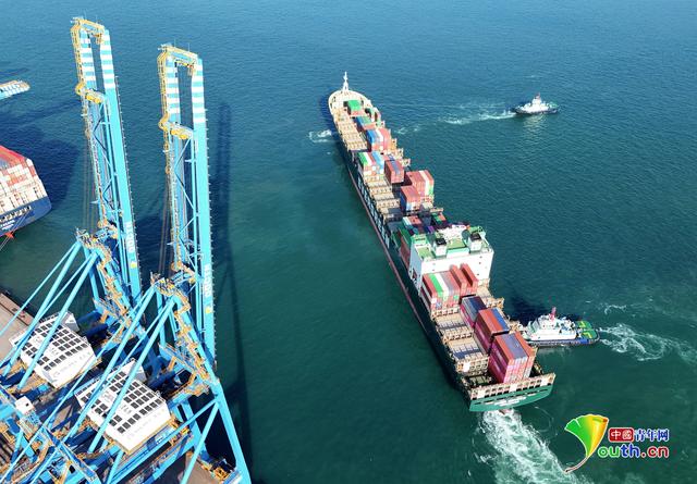 8月23日，在山东港口青岛港全自动化集装箱码头，开往南非开普敦港的长献轮缓缓离泊　张进刚　摄