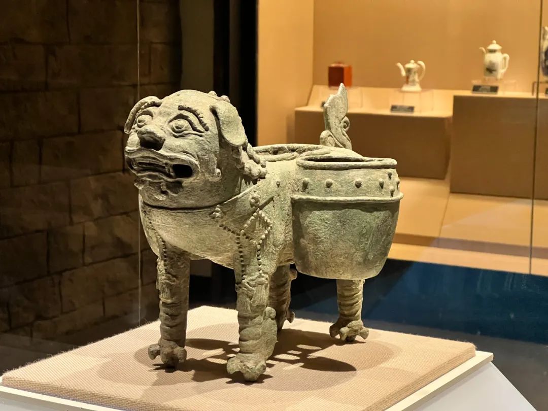 在青铜温酒器中,最出名的莫过于酒城泸州的孤品——麒麟温酒器.