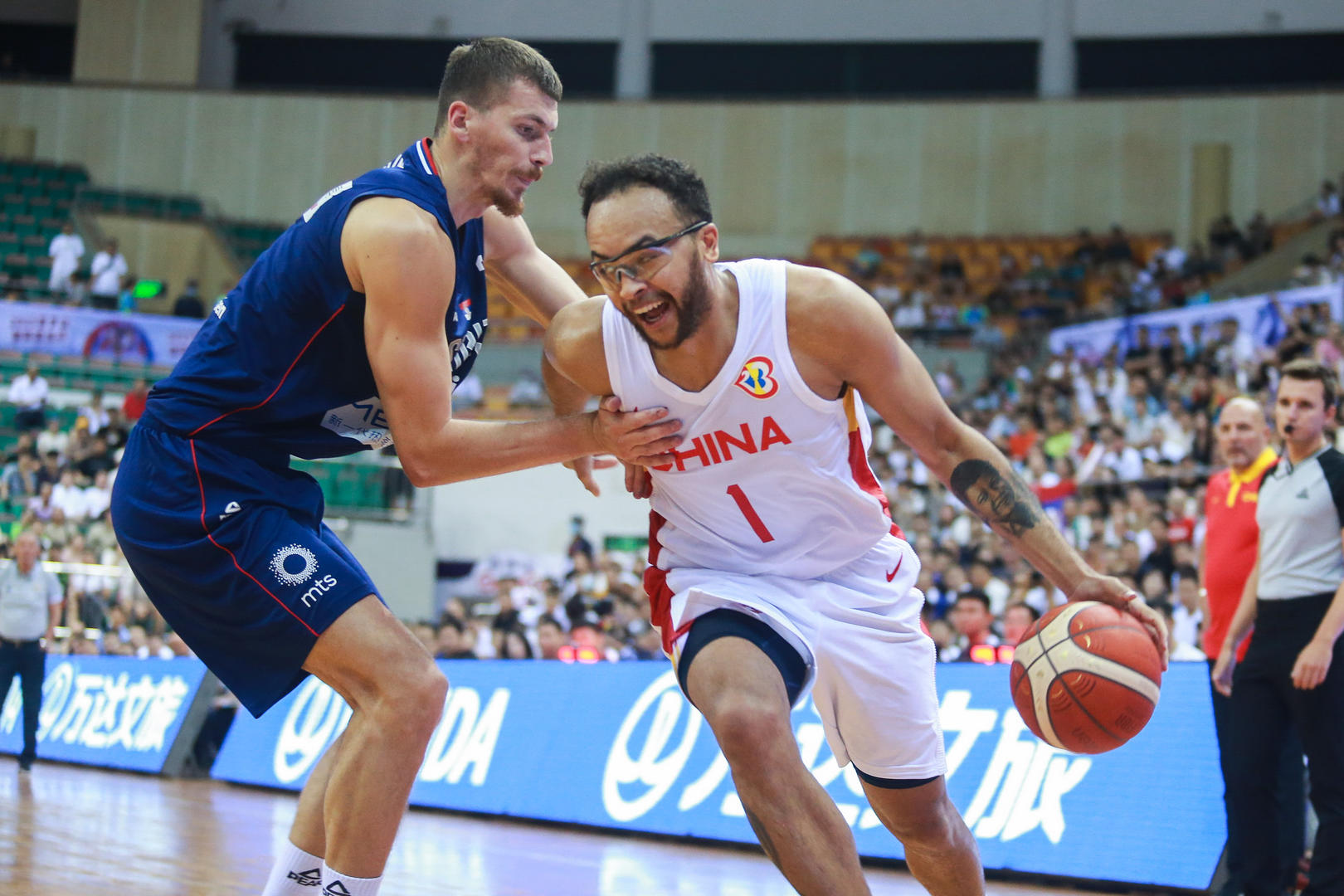 2023年8月20日，2023FIBA国际团结杯，中国男篮64比87不敌塞尔维亚男篮，图为李凯尔持球突破 图据视觉中国