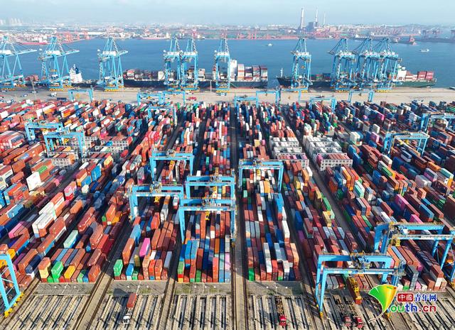 8月23日，在山东港口青岛港全自动化集装箱码头，长献轮在装载货物。张进刚　摄
