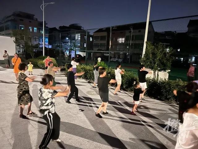 杭州一篮球场上,广场舞大妈和篮球少年起了"纠纷",村里的解决方案,真