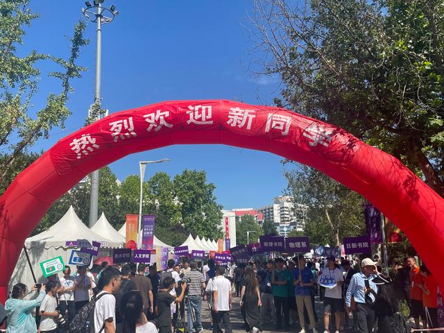 清华大学本科新生报到现场.新京报记者 冯琪 摄