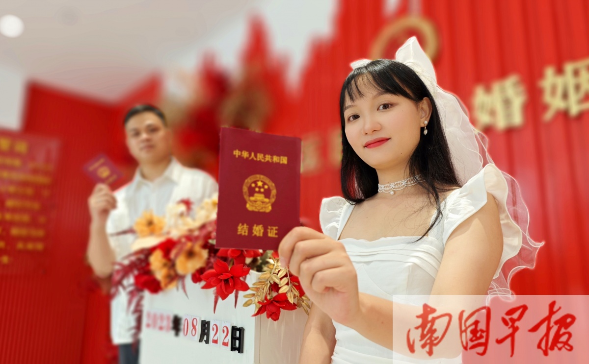 局婚姻登记处看到,在这个大型的"撒糖"现场,准备领取结婚证的新人们排