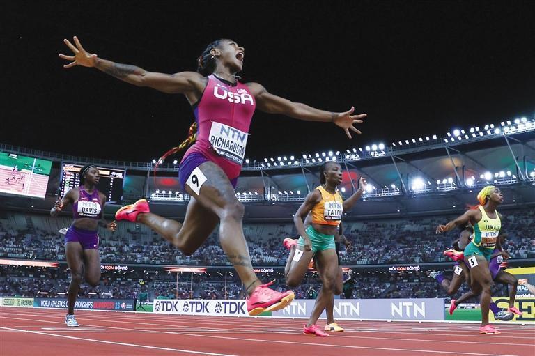 理查德森(左二)冲过终点线 新华社照片