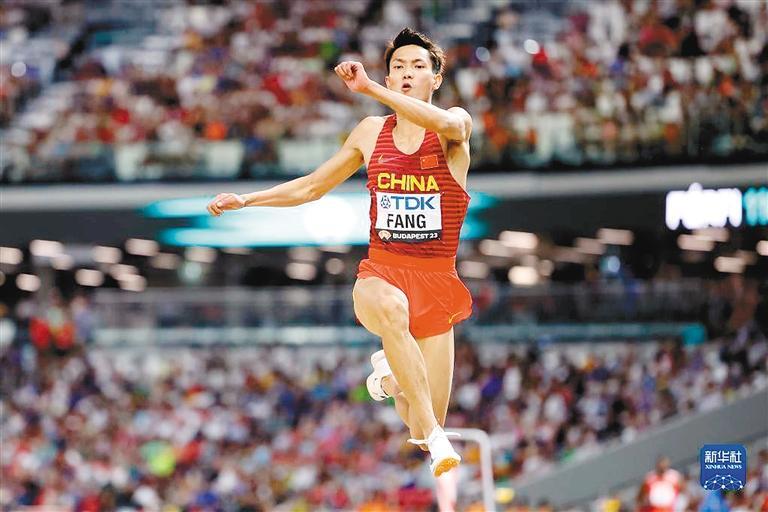 在布达佩斯田径世锦赛男子三级跳远项目决赛中,陕西名将方耀庆以17米