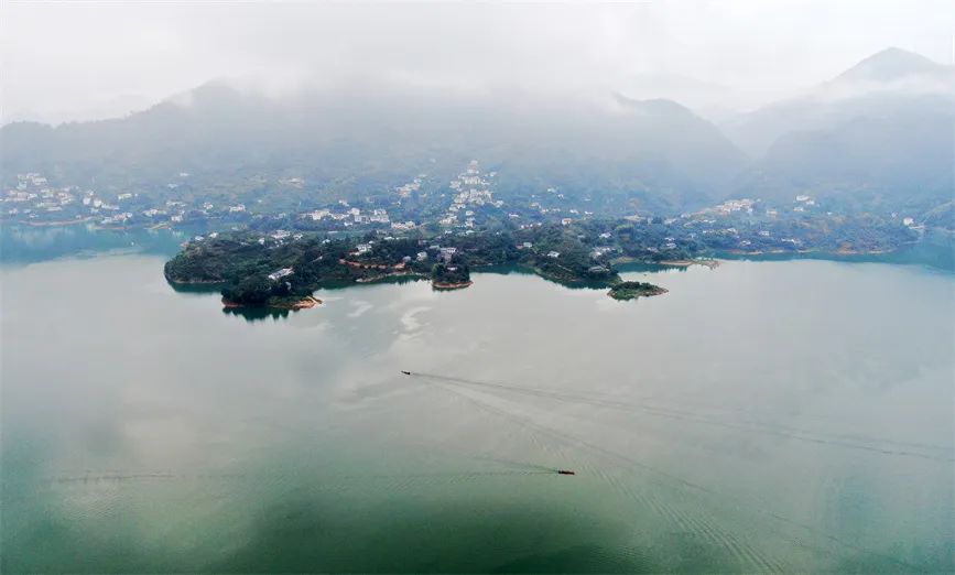 8月15日,湖南省资兴市黄草镇风光秀丽美如画.李科 摄