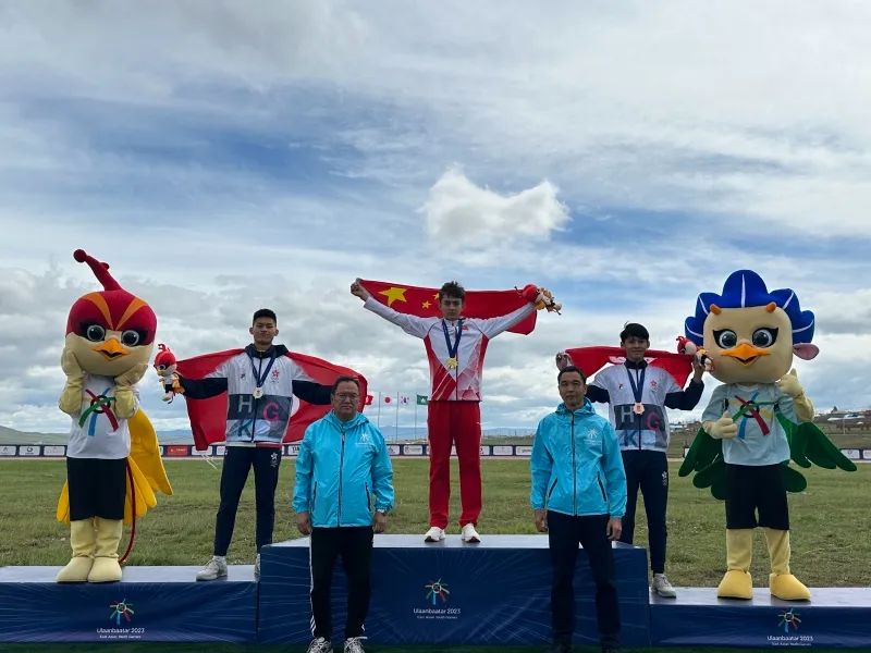 艾力西尔·吾买尔首次登上国际比赛的冠军领奖台.