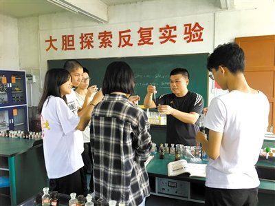 毛文丑指导学生做实验.资料图片