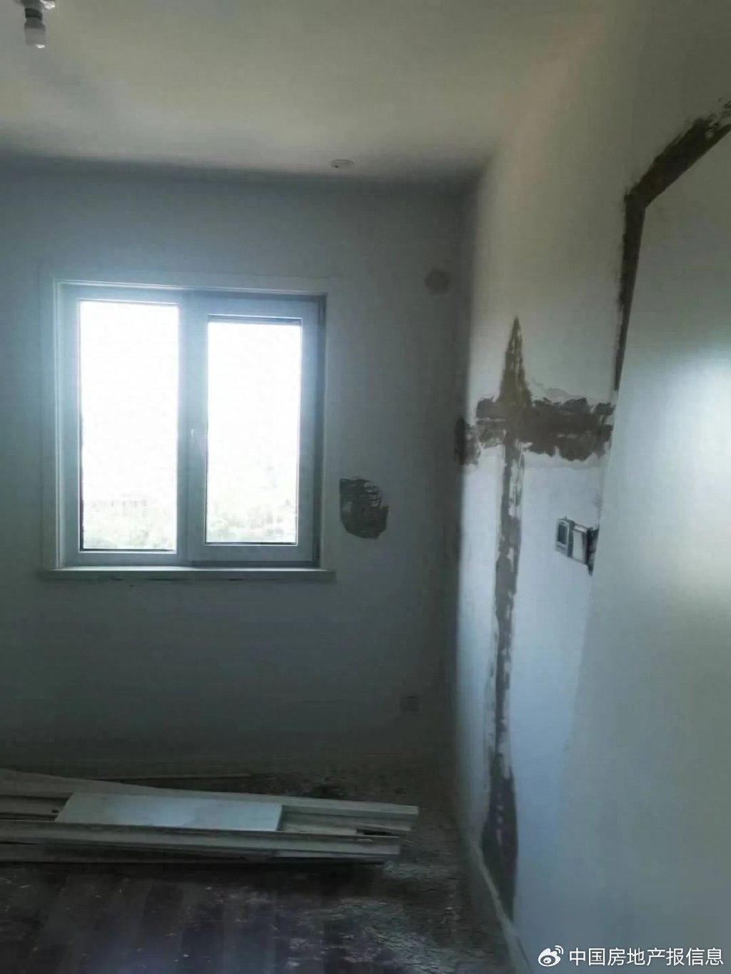 墙面大面积挣扎整，正在再行打磨。