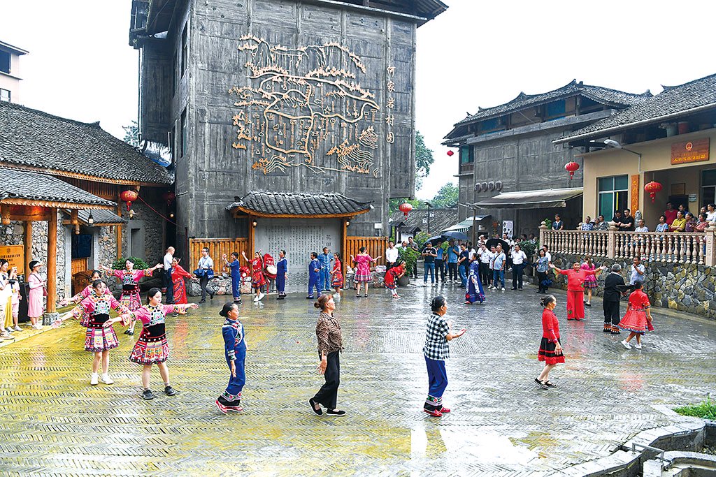 酉阳县花田乡何家岩村村民为游客表演土家摆手舞.