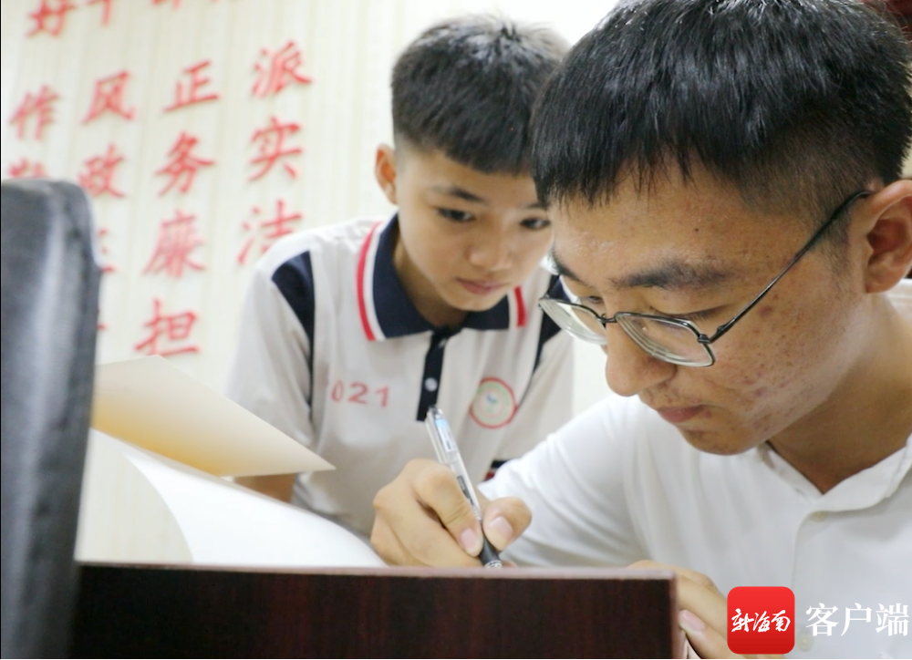 海南电网公司电科院"光明与爱"助学团队志愿者范凯迪在给一对一帮助的