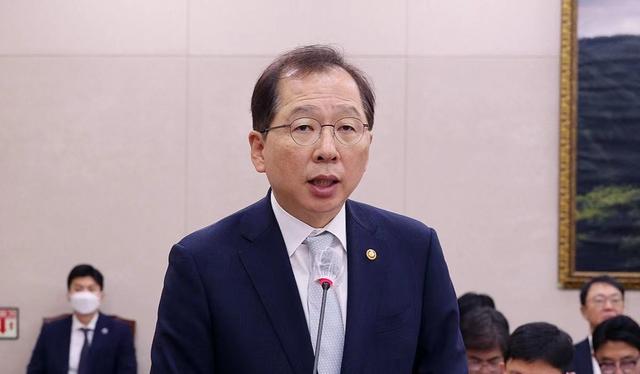 8月24日,在韩国国会,海洋水产部长官赵承焕出席国会农林畜产食品海洋