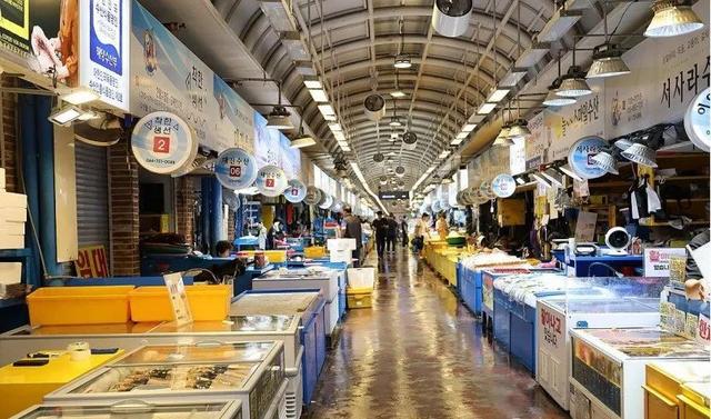 "韩国多个海鲜市场几乎空无一人"