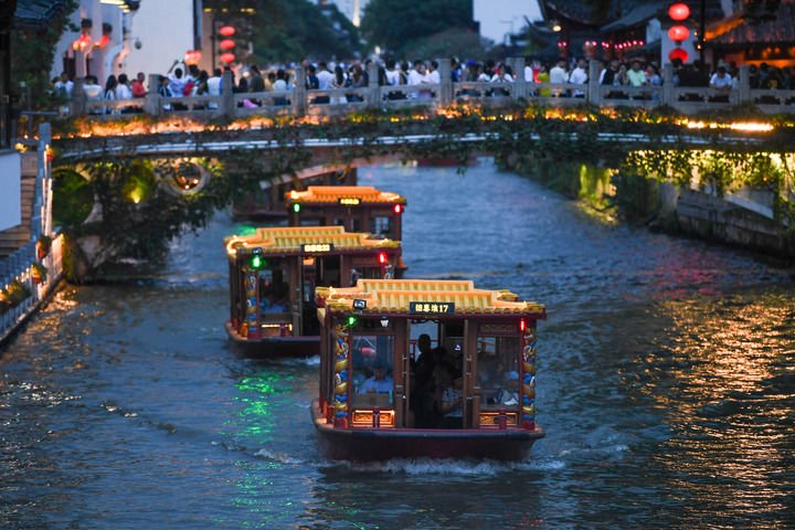 8月21日,游船从南京秦淮河上驶过.新华社记者 李博 摄