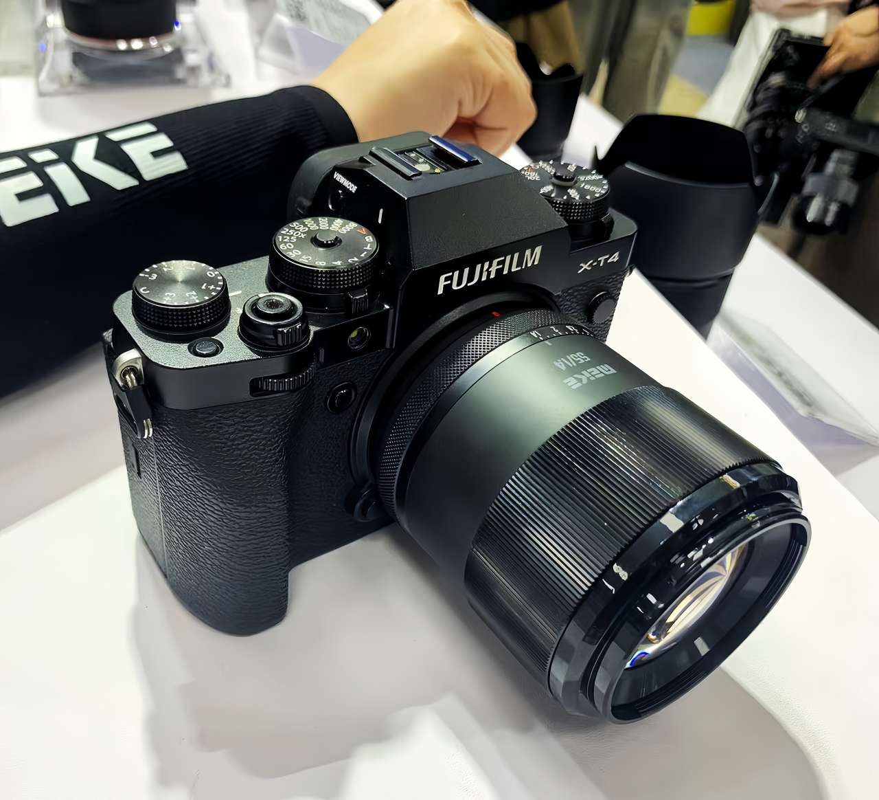 富士 R400 美科 MEKE 新品 AF 55mm F1.4 富士 X 卡口自动镜头曝光|富士|IT之家_新浪科技_新浪网