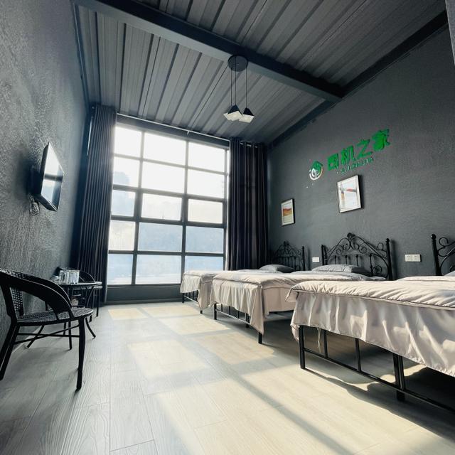 巫山服务区司机之家休息室据了解,重庆高速的27个"司机之家"各