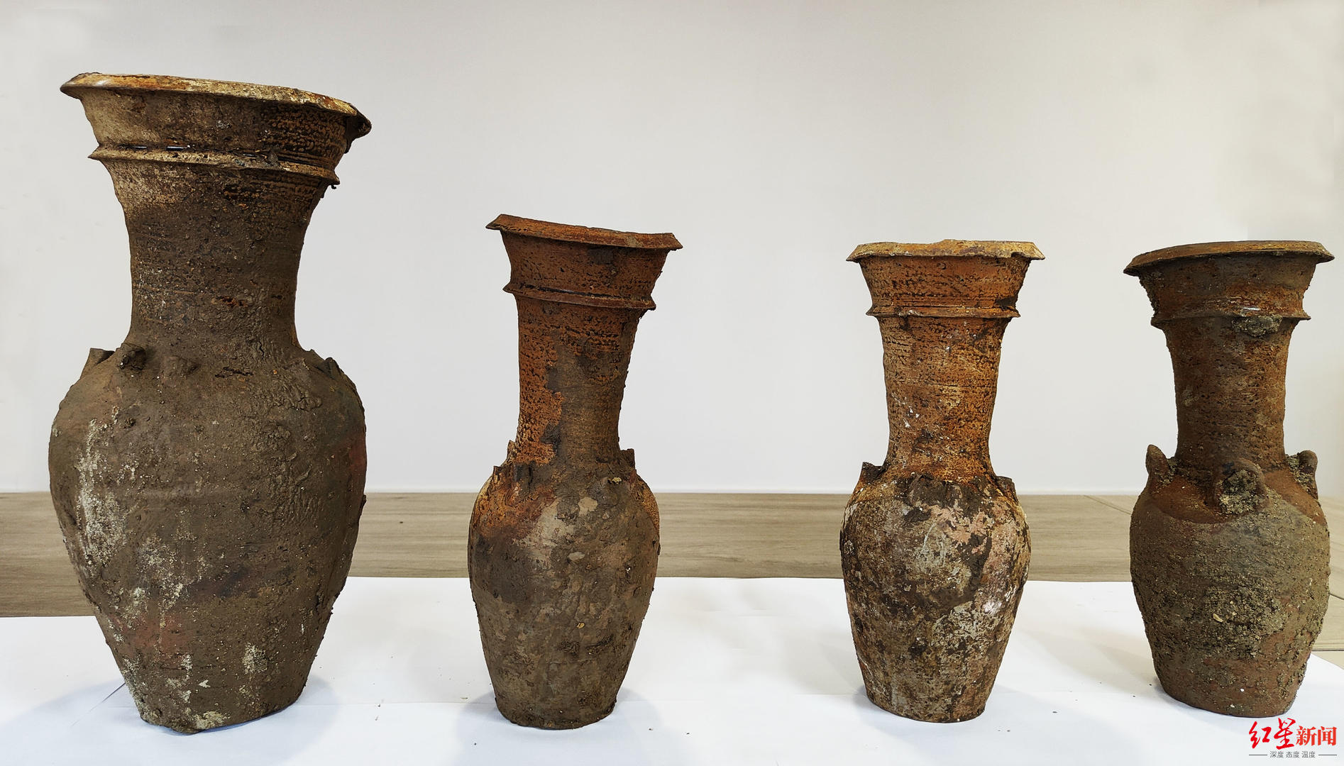 平整土地发现古墓出土4件陶罐8枚开元通宝铜币专家系宋代平民墓葬