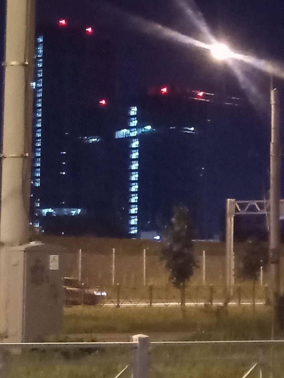 ▲瓦格纳大楼亮起“十字架”