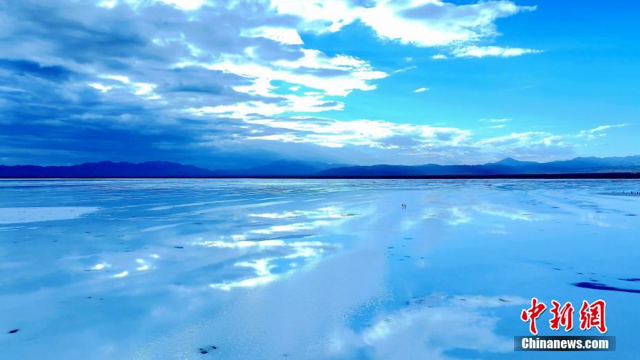 航拍茶卡盐湖秋日美景:水天相映人在画中游|茶卡盐湖_新浪财经_新浪网