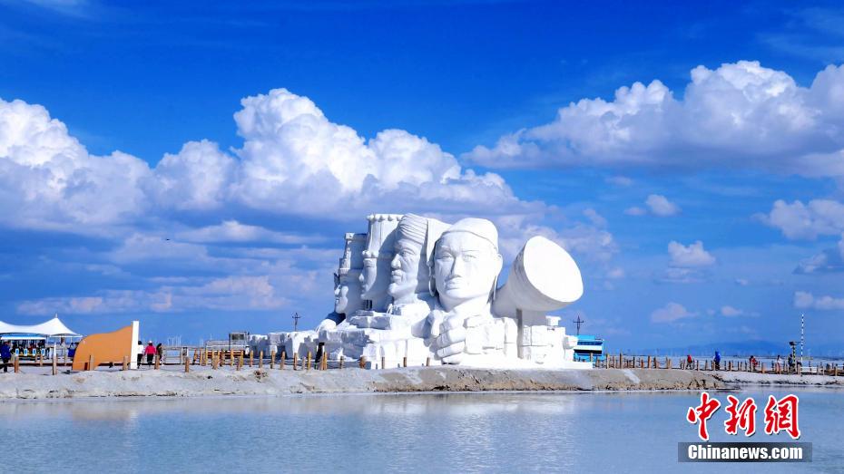 用盐修葺的大型盐雕.茶卡盐湖景区供图