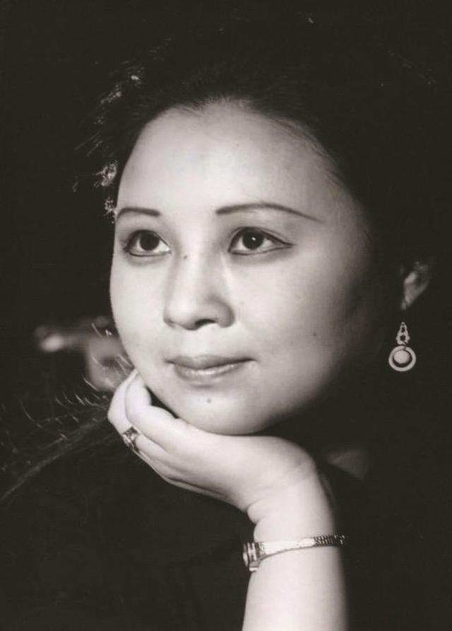 琼瑶自己很喜欢的一张照片 .(图源:琼瑶自传《我的故事》)