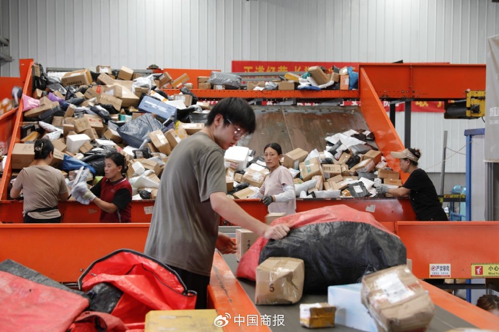 图为工作人员在山东蒙阴县共同配送中心收送快递。（图片由CNSPHOTO提供）