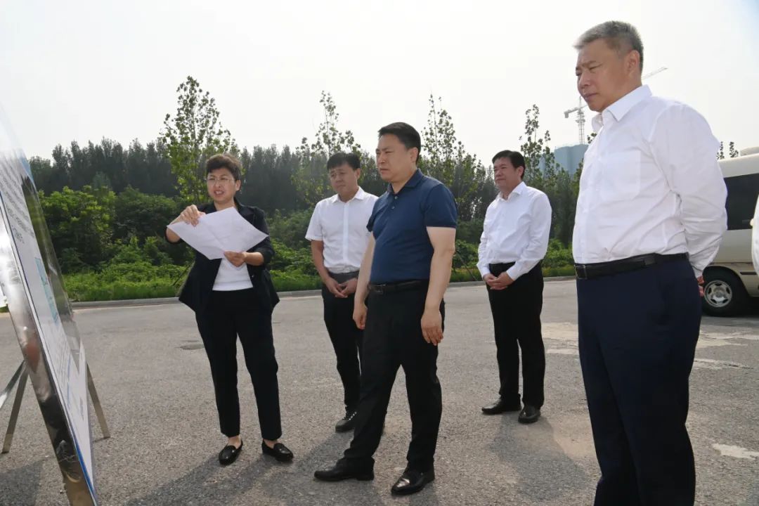 8月25日,市委书记杨猛就加快推进中心城区市政路网建设到襄都区调研