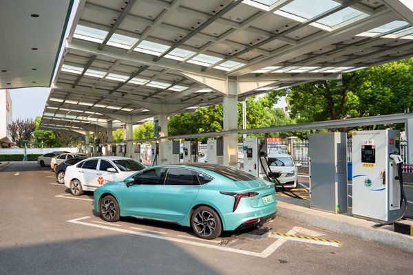 在国网苏州高新区邓尉路充电站,新能源汽车利用有线无线一体化充电